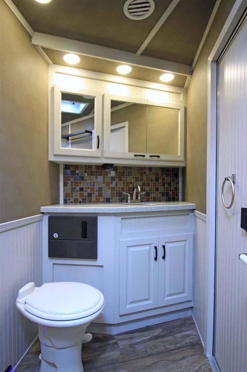 2018 Lakota Bighorn 3 Horse Double Slide Living Quarter - Image 31