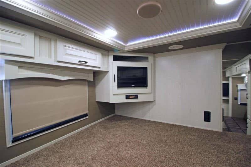 2018 Lakota Bighorn 3 Horse Double Slide Living Quarter - Image 21