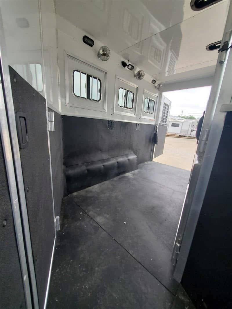 2018 Lakota Bighorn 3 Horse Double Slide Living Quarter - Image 13