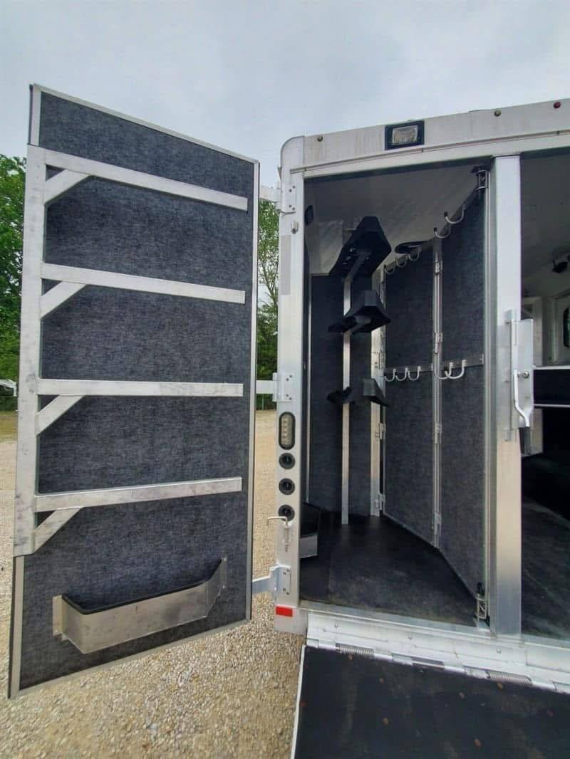 2018 Lakota Bighorn 3 Horse Double Slide Living Quarter - Image 10