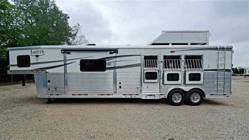 2018 Lakota Bighorn 3 Horse Double Slide Living Quarter - Image 5