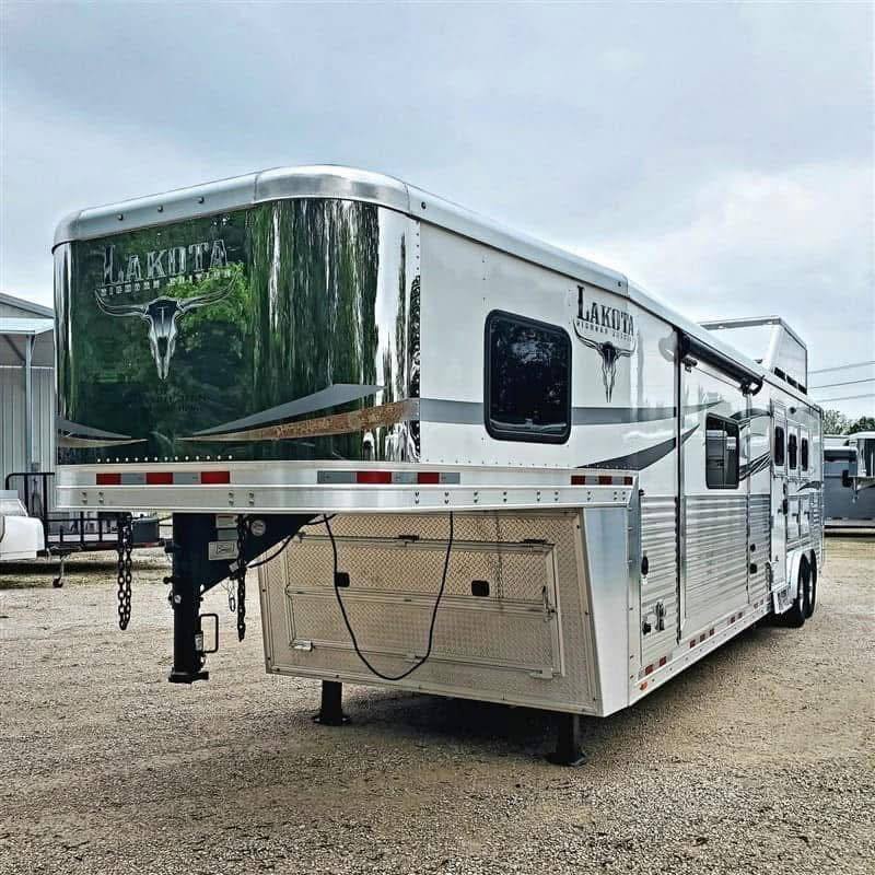 2018 Lakota Bighorn 3 Horse Double Slide Living Quarter