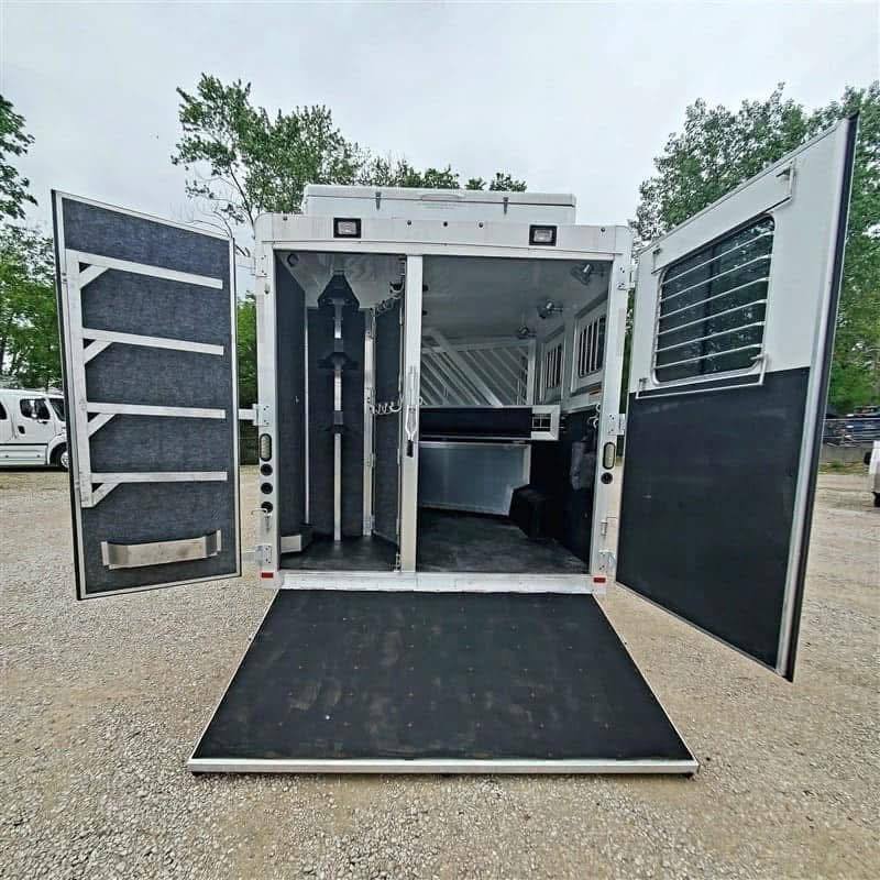 2018 Lakota Bighorn 3 Horse Double Slide Living Quarter - Image 9