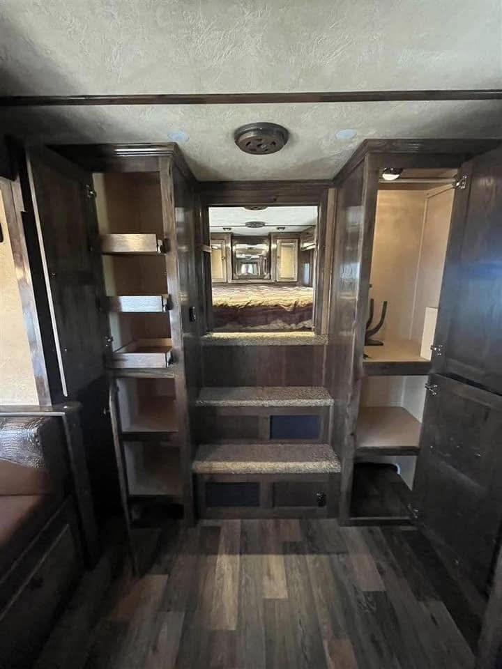 2016 Platinum 4 Horse Reverse Load Bunk Beds - Image 19