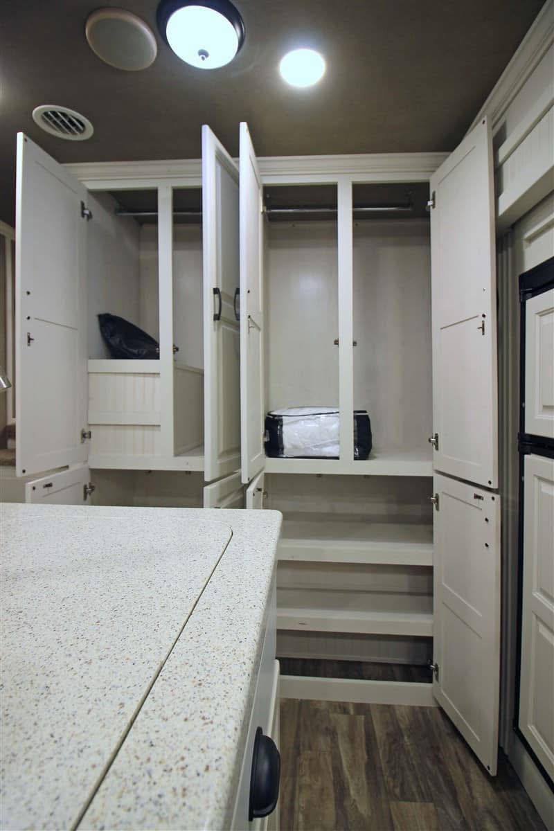 2018 Lakota Bighorn 3 Horse Double Slide Living Quarter - Image 19