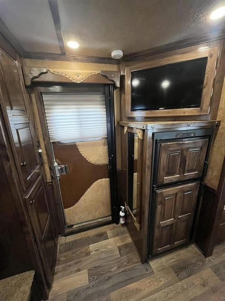 2016 Platinum 4 Horse Reverse Load Bunk Beds - Image 20