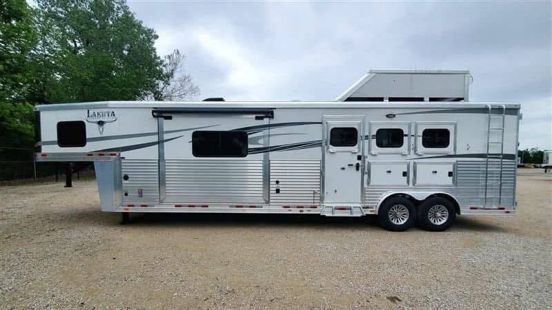 2018 Lakota Bighorn 3 Horse Double Slide Living Quarter - Image 4