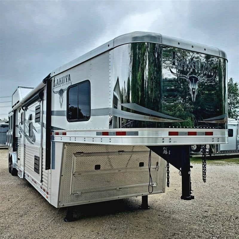 2018 Lakota Bighorn 3 Horse Double Slide Living Quarter - Image 3