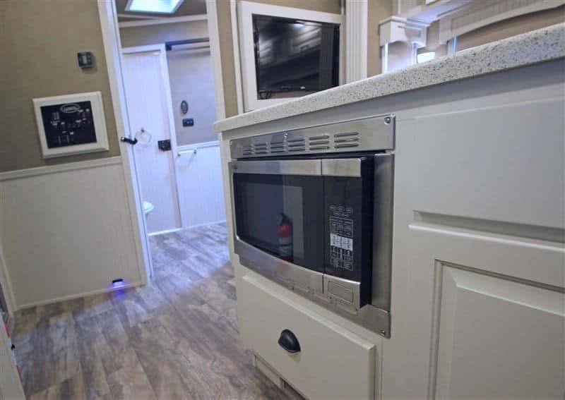 2018 Lakota Bighorn 3 Horse Double Slide Living Quarter - Image 29