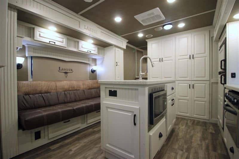 2018 Lakota Bighorn 3 Horse Double Slide Living Quarter - Image 16