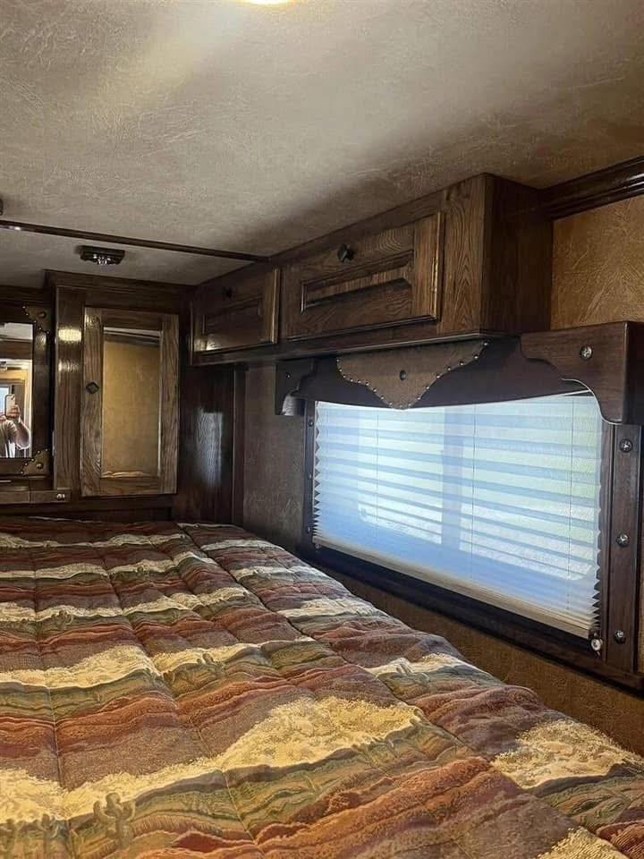 2016 Platinum 4 Horse Reverse Load Bunk Beds - Image 15