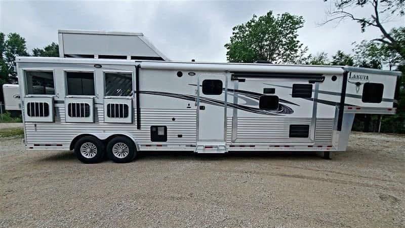 2018 Lakota Bighorn 3 Horse Double Slide Living Quarter - Image 6