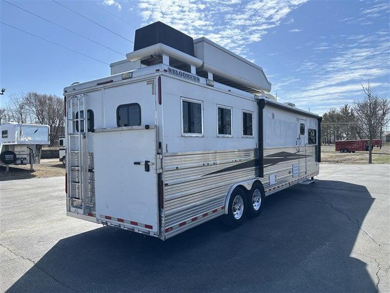 2007 Bloomer 3 Horse Living Quaters - Image 6