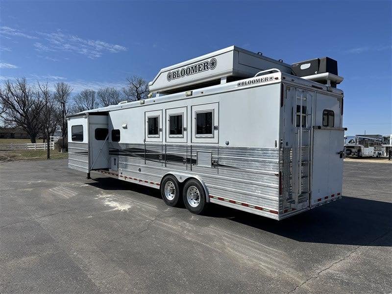 2007 Bloomer 3 Horse Living Quaters - Image 8
