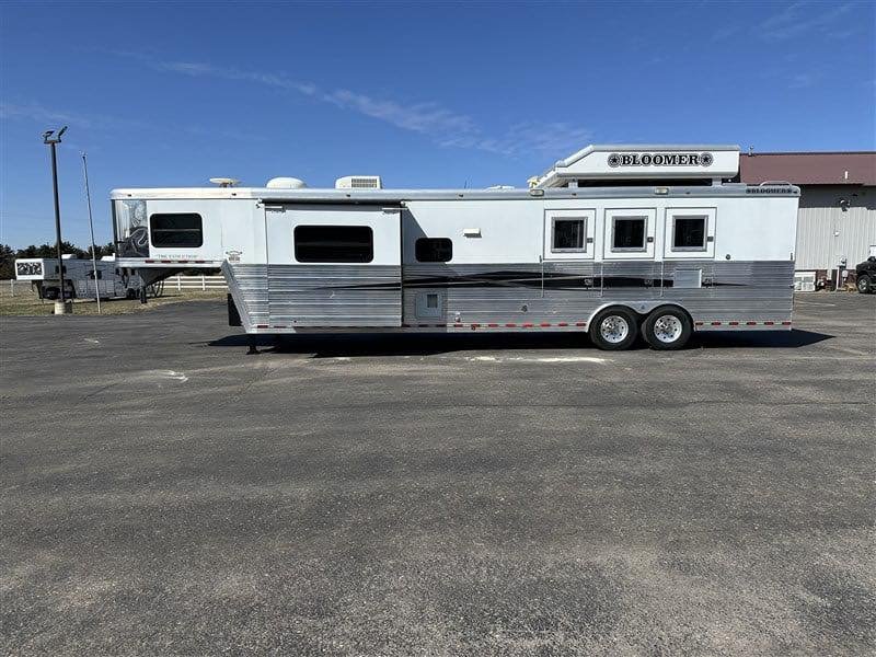 2007 Bloomer 3 Horse Living Quaters - Image 2