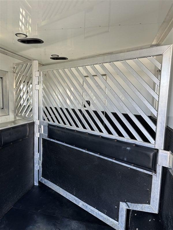 2007 Bloomer 3 Horse Living Quaters - Image 27