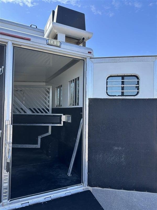 2007 Bloomer 3 Horse Living Quaters - Image 25