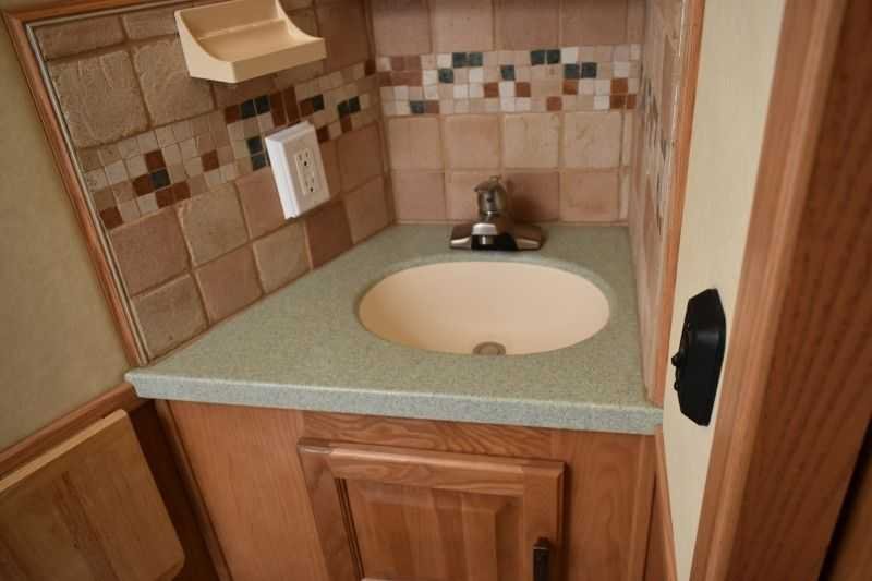 2005 Sundowner Sunlite 6LQ Horse Trailer with 11′ Short Wall 725 Grand Sierra 8612GLQ MidTack - Image 27