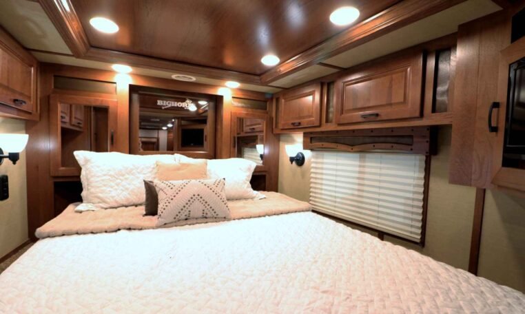 2019 Lakota Bighorn 6 Horse Side Load Trailer - Image 17