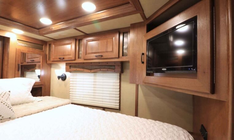 2019 Lakota Bighorn 6 Horse Side Load Trailer - Image 18