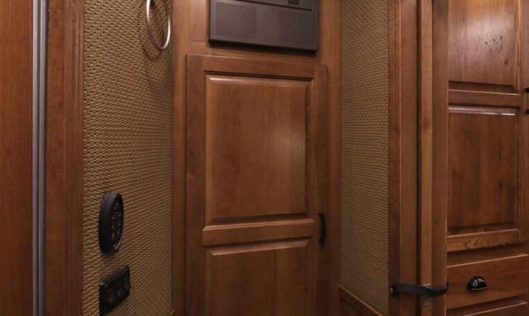 2019 Lakota Bighorn 6 Horse Side Load Trailer - Image 32