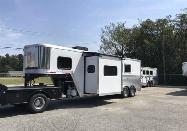 2020 Merhow 2H 9′ LQ with Slide and Dinette