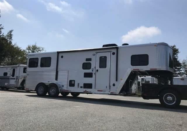 2020 Merhow 2H 9′ LQ with Slide and Dinette - Image 6