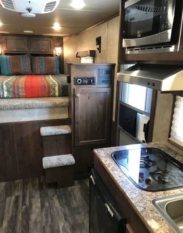 2020 Merhow 2H 9′ LQ with Slide and Dinette - Image 22