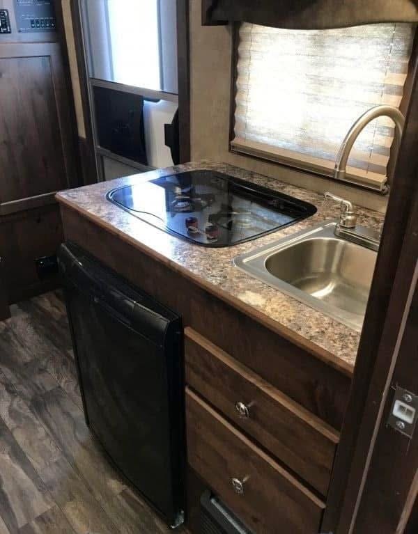 2020 Merhow 2H 9′ LQ with Slide and Dinette - Image 23