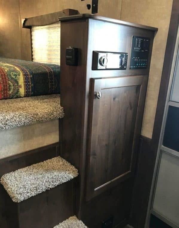 2020 Merhow 2H 9′ LQ with Slide and Dinette - Image 27