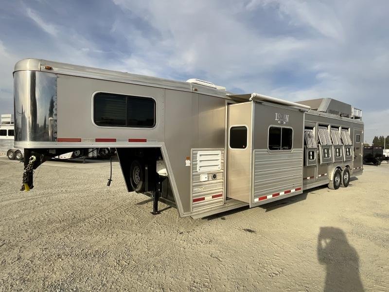 2014 Logan Coach RAZ4GNHDLQ 40′ 4 horse Razor GN Horse Trailer**WITH WALK IN CLOSET**
