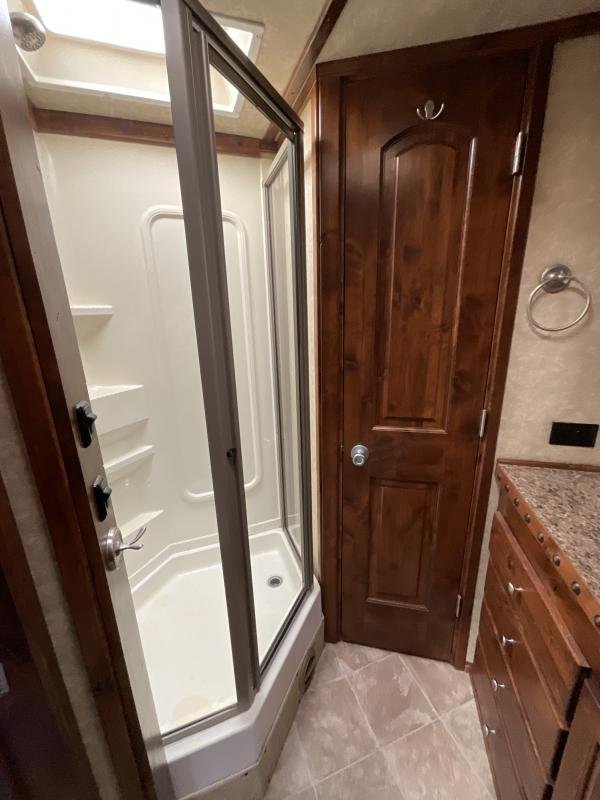 2014 Logan Coach RAZ4GNHDLQ 40′ 4 horse Razor GN Horse Trailer**WITH WALK IN CLOSET** - Image 17