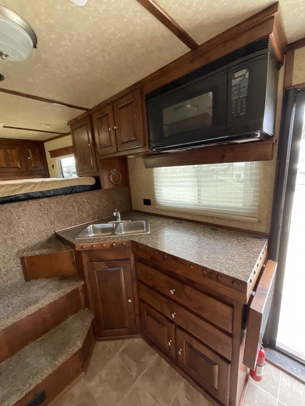 2014 Logan Coach RAZ4GNHDLQ 40′ 4 horse Razor GN Horse Trailer**WITH WALK IN CLOSET** - Image 12