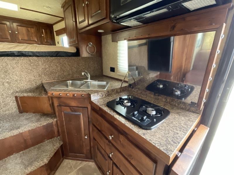 2014 Logan Coach RAZ4GNHDLQ 40′ 4 horse Razor GN Horse Trailer**WITH WALK IN CLOSET** - Image 13