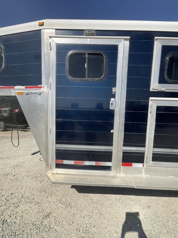 2005 Jamco 4 Horse Gooseneck Trailer - Image 11