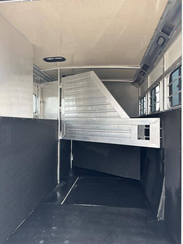 2004 Hart Trailers 3H GN Weekender Horse Trailer - Image 6