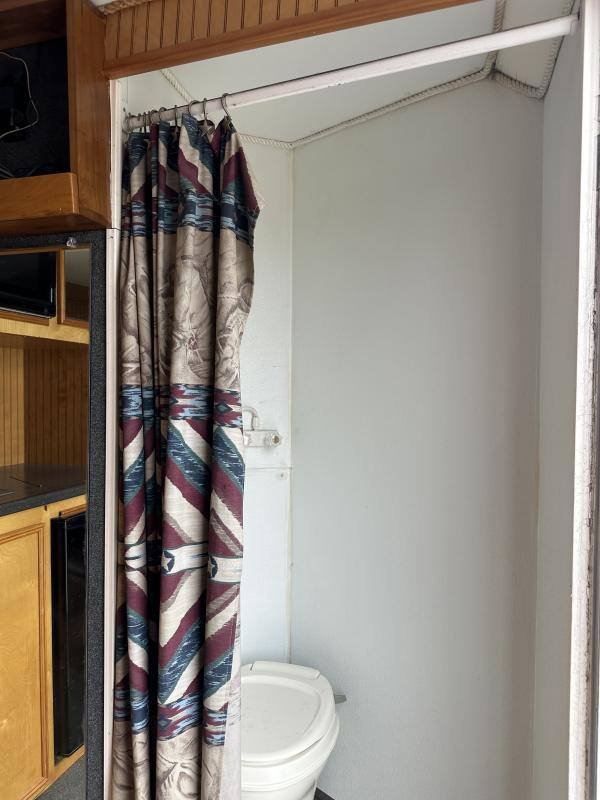 2004 Hart Trailers 3H GN Weekender Horse Trailer - Image 11