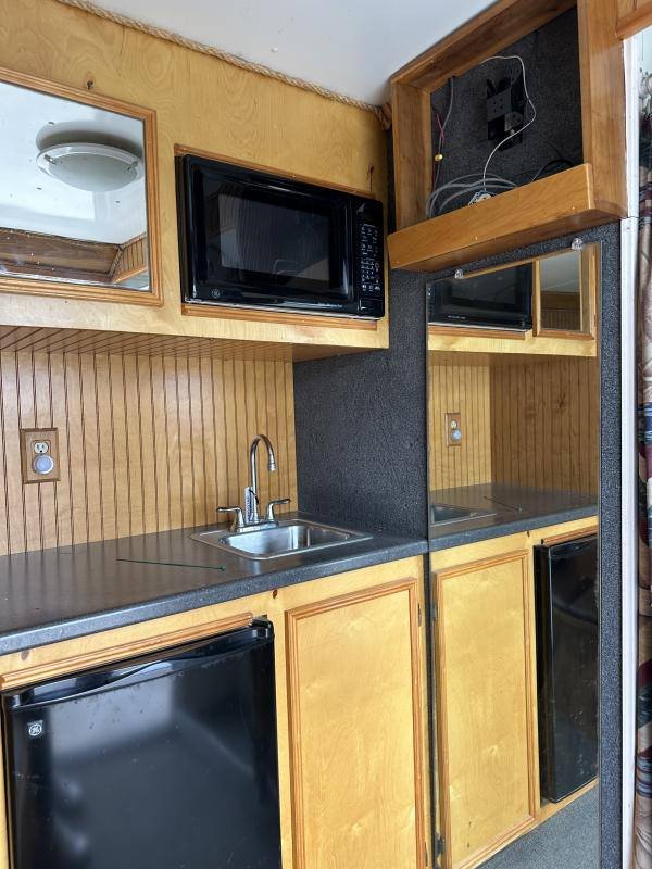 2004 Hart Trailers 3H GN Weekender Horse Trailer - Image 12