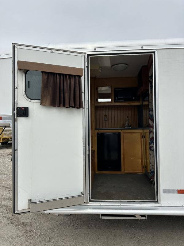 2004 Hart Trailers 3H GN Weekender Horse Trailer - Image 13