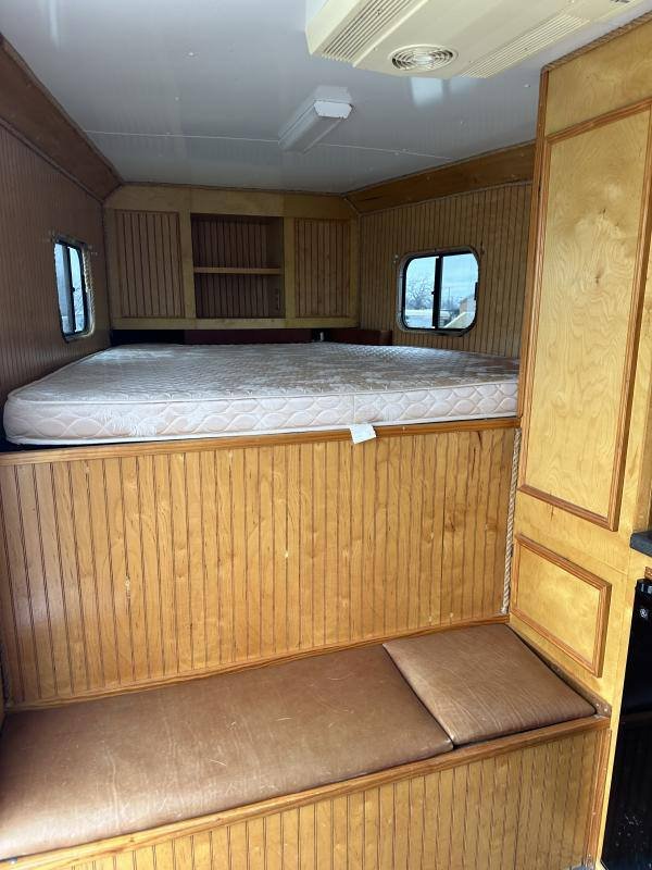 2004 Hart Trailers 3H GN Weekender Horse Trailer - Image 14