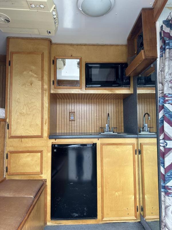 2004 Hart Trailers 3H GN Weekender Horse Trailer - Image 15